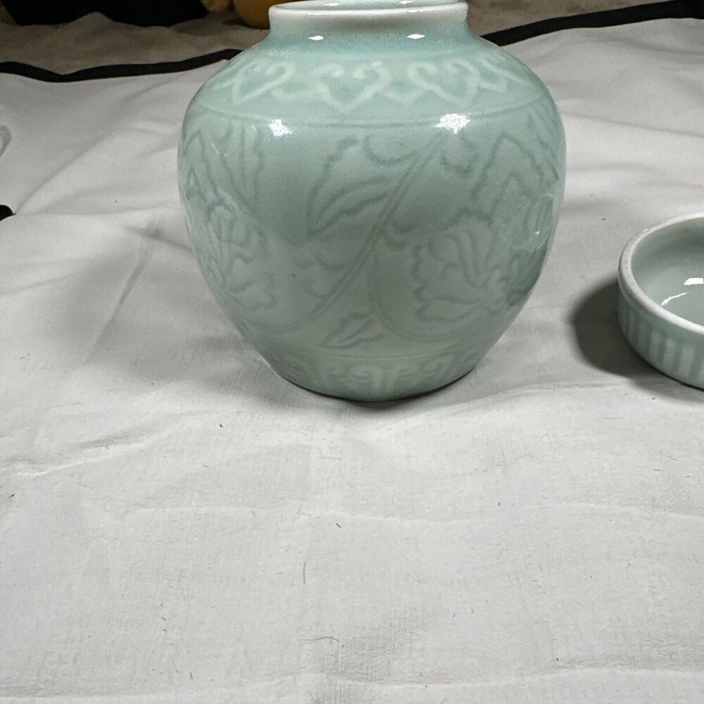Vintage Chinese Celadon Green Porcelain Ginger Jar Lotus Motifs With Lid - Picture 7 of 16